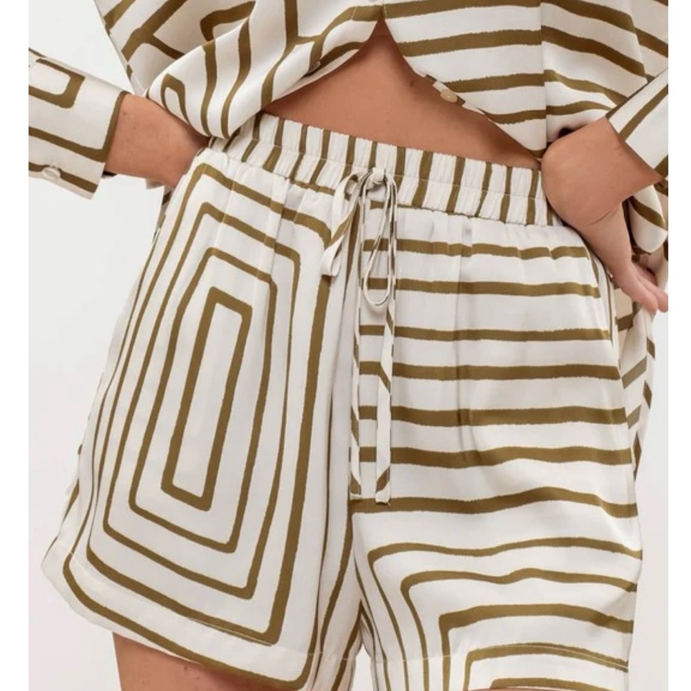 Stylish Olive and White Geometric Set - Picture 3 of 11